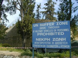 La zone tampon des Nations Unies à Chypre créée en 1974 à la suite de l'invasion turque de Chypre.